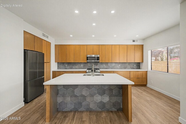 Building Photo - 2084 N Sunset Dr