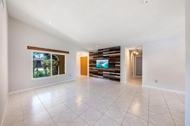 Building Photo - 5340 SW 115th Ave