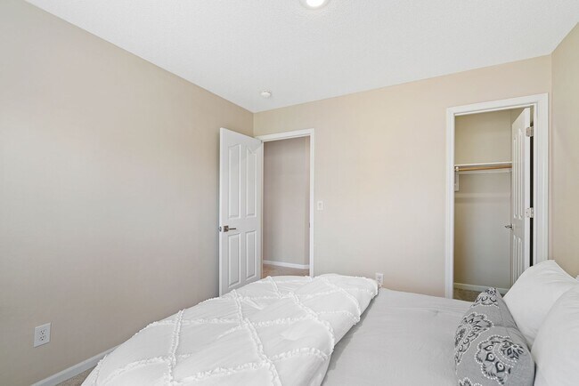 Building Photo - {13862} Spacious townhome in Prime Location + Maintenance Provided Community + Neighborhood Pool ...