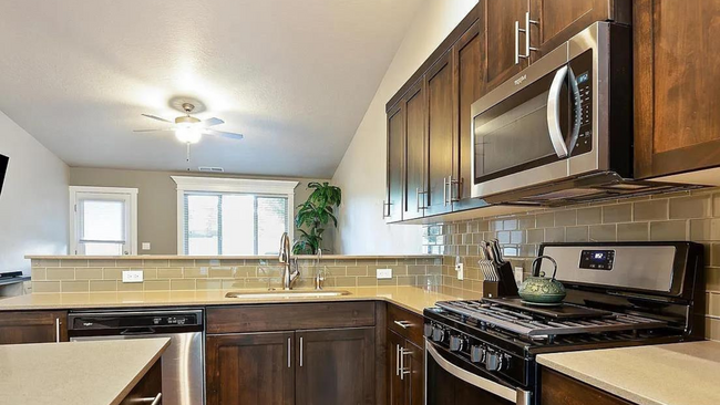 Building Photo - 3130 Devlin~Beautiful townhouse in the Ver...