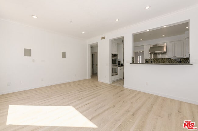 Building Photo - 668 Palisades Dr