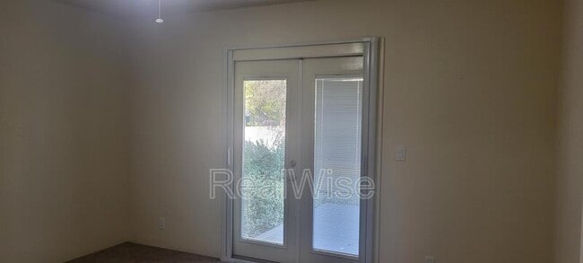 Building Photo - 1267 SW Ironwood Dr