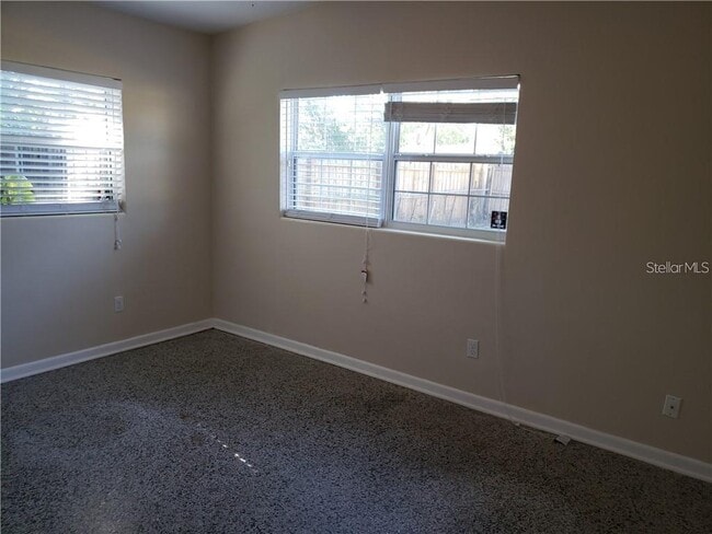 Building Photo - 1500 Roscomare Ave