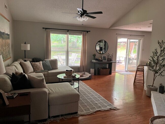 Building Photo - Knoxville 37922, 3 bedroom, 2 bath home with a lot of storage - Call Susan Niedergeses (865) 300-...