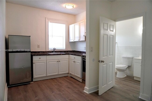 Building Photo - 501 SW 6th Ct