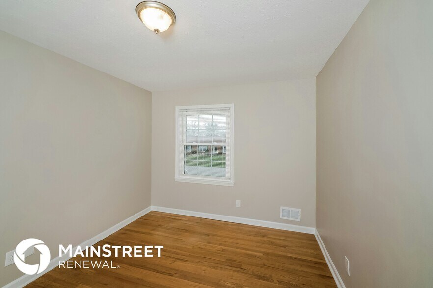 Building Photo - 6907 Mariemont Dr