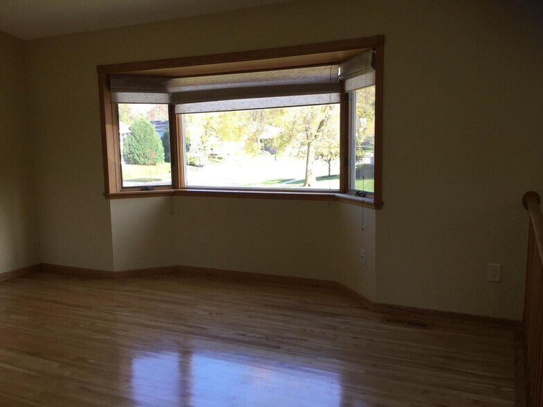 Living room/bay window - 3991 Whiting Ln NE