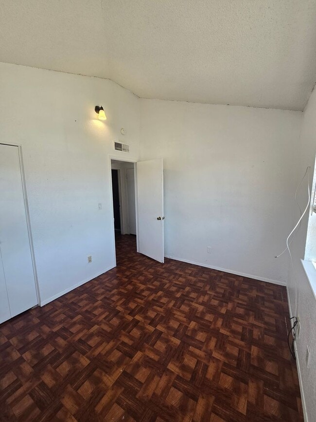 Building Photo - AFFORDABLE EASTSIDE DUPLEX