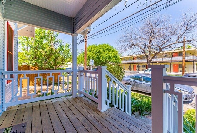 Building Photo - 501 W 41st St