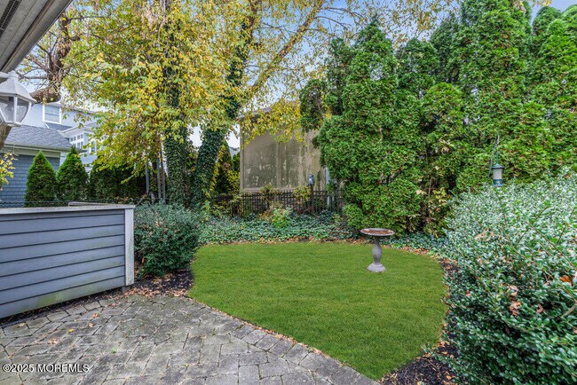 Building Photo - 412 Chicago Blvd