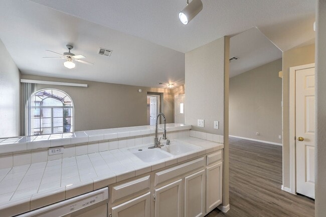 Building Photo - CONDO IN SUNHAMPTON!