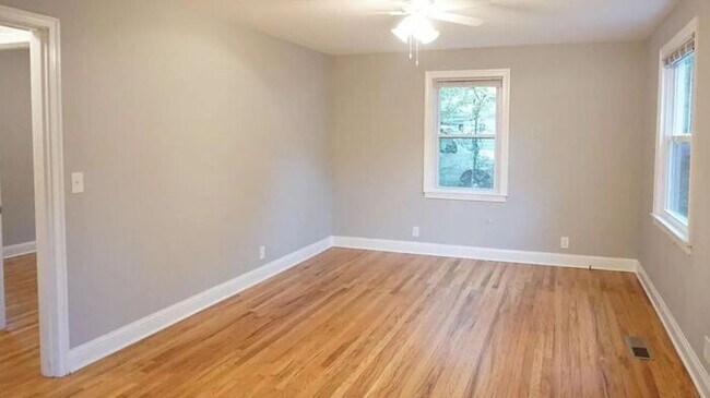 Building Photo - 3BR w/ In-Unit W/D + Assigned Parking in Nashville
