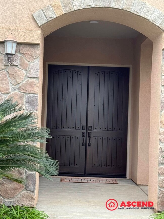 Building Photo - Stunning 4 bedroom + office in Seven Oaks!