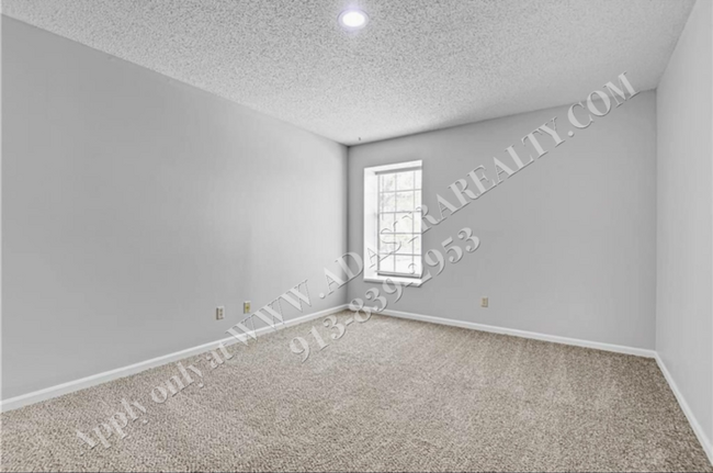 Building Photo - 3 Bed 1.5 Bath Duplex in Blue Valley Schoo...