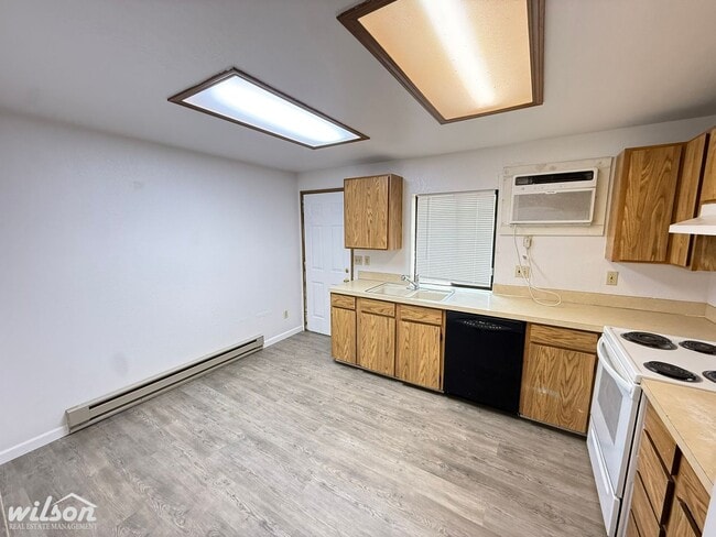 Building Photo - 1206 S Voelker Ave