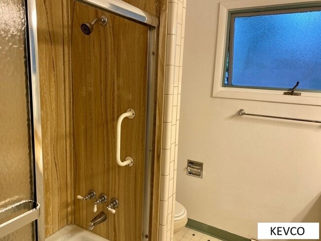 Building Photo - Great Three Bed in Campus West!