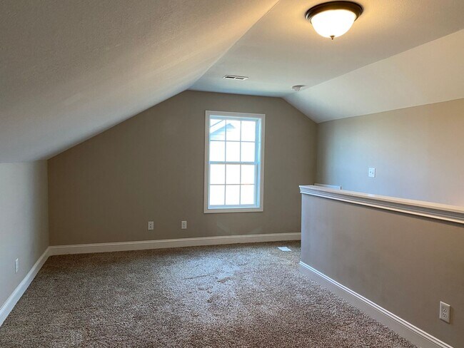 Building Photo - Beautiful 3 bed 2 bath home with Bonus room! Close to shopping and Ft. Campbell.