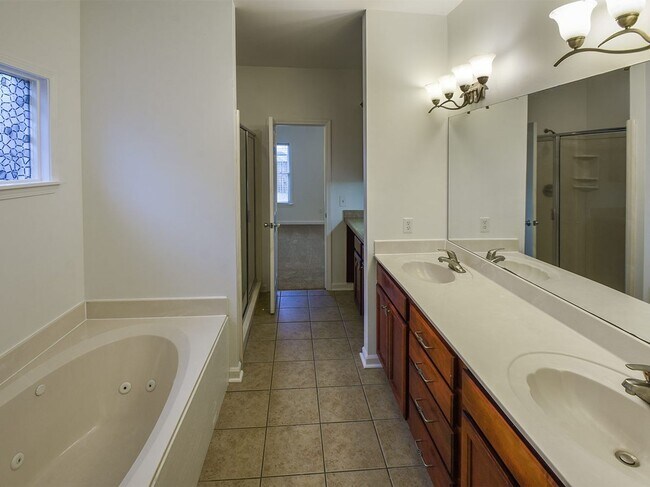 Building Photo - GORGEOUS 4 bed, 3.5 bath home near Macon a...