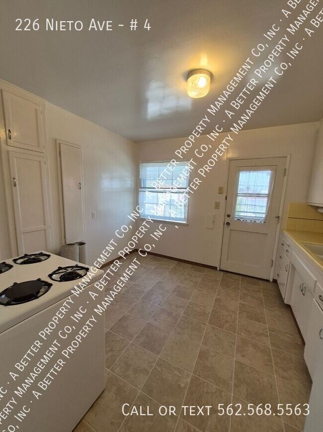 Building Photo - 226 Nieto Ave