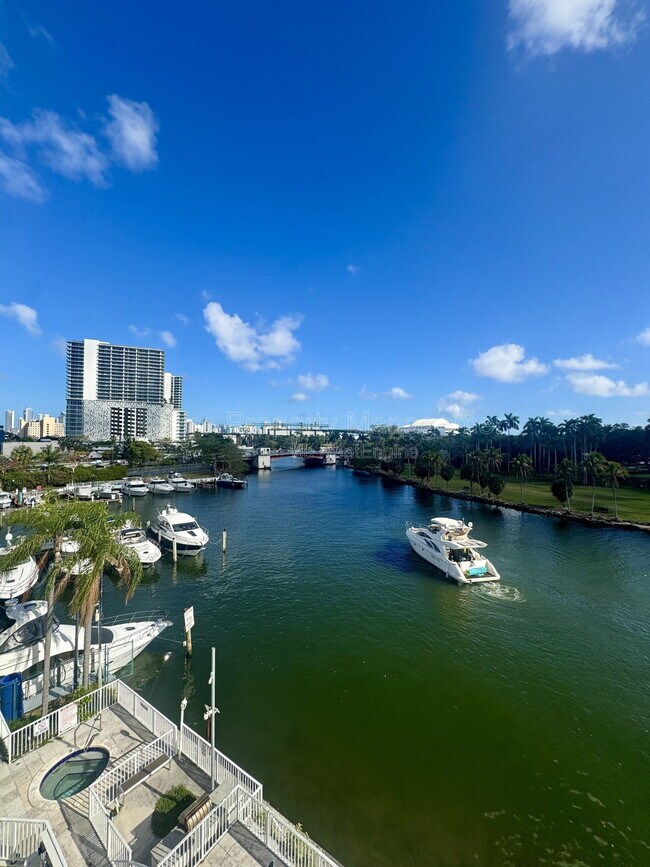 Building Photo - 1740 NW N River Dr