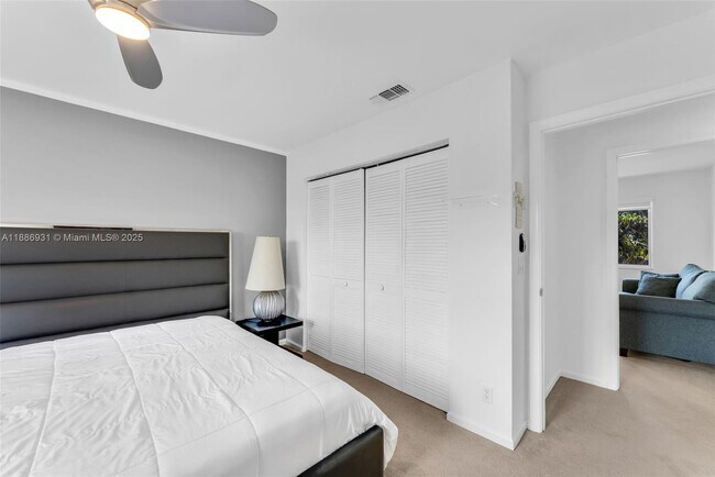 Building Photo - 420 Montclaire Dr