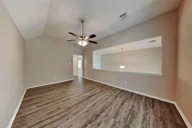 Building Photo - 2727 Lakecrest Way Dr