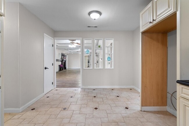 Building Photo - 2121 Sunrise Trail