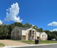 Building Photo - AUGUST 2026 PRE-LEASE  Spacious Updated 2 ...