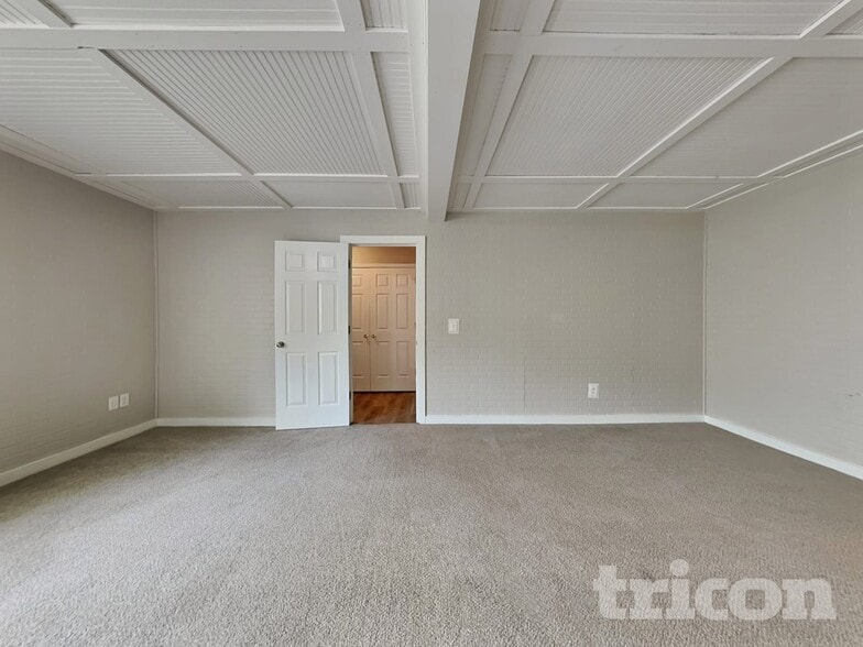 Building Photo - 240 Kings Cove