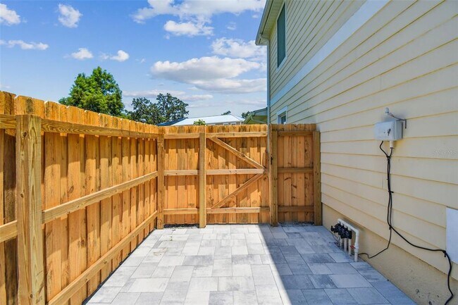 Building Photo - 587 Shady Grove Dr