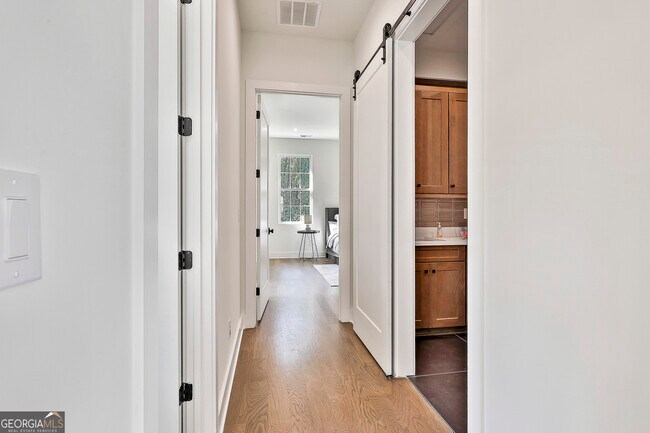 Building Photo - 940 Laurel Brooke Ave