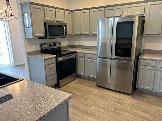 Building Photo - Impressive Remodeled 2 Bed 2 Bath Townhome