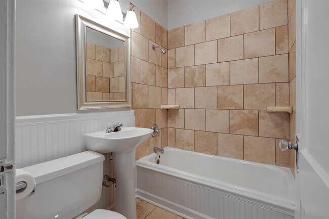 Building Photo - 519 S Reese St