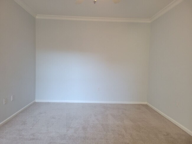 Building Photo - High End Condo on Top floor: High Ceilings...
