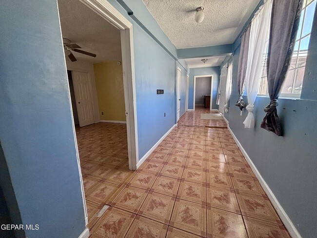Building Photo - 14565 Hendrik Dr