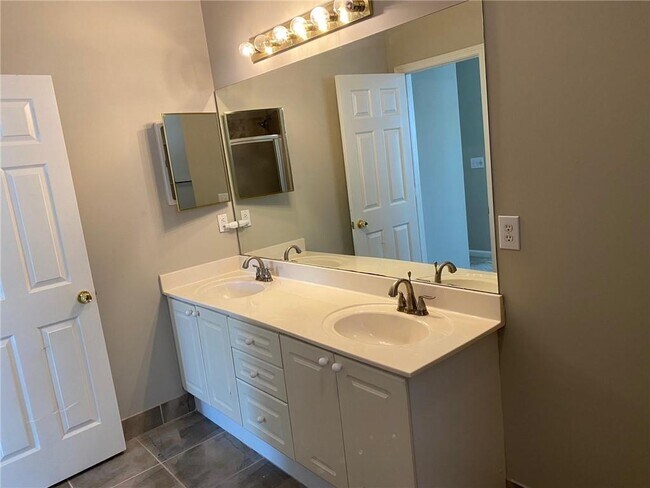 Building Photo - 2169 Berryhill Cir SE