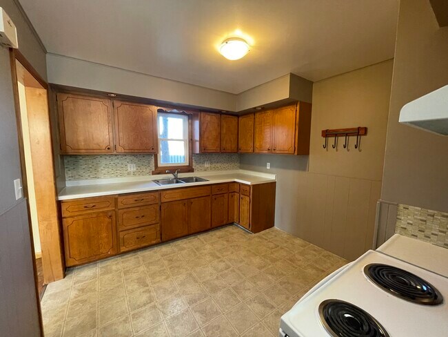 Building Photo - 556 E 5th St