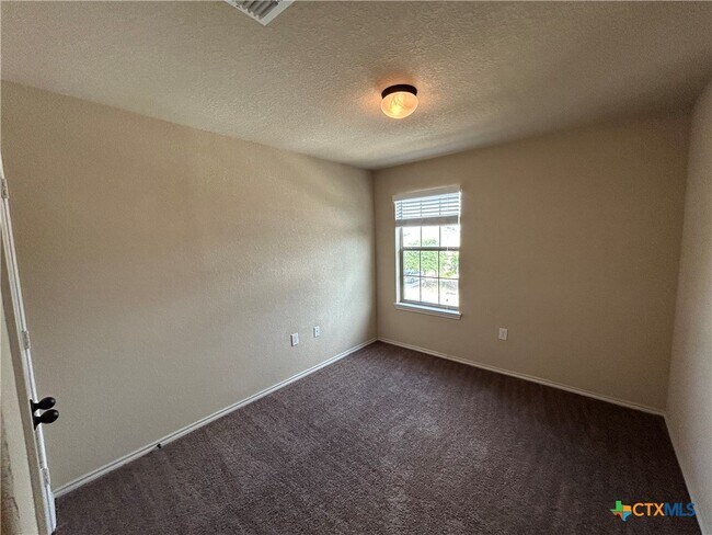 Building Photo - 665 Creekside Cir