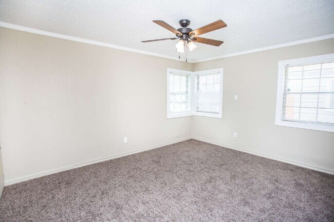 Building Photo - "Charming 3-Bedroom Home on 31st with Gleaming Hardwood Floors and 2 Full Baths!"