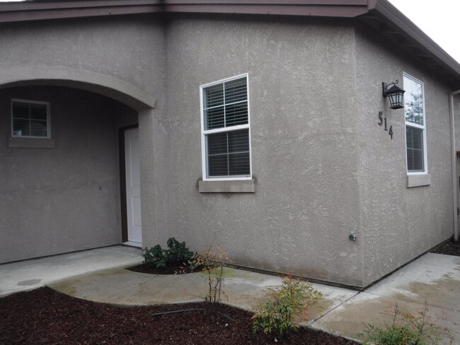 Building Photo - Great 4 Bedroom Condo With Upgrades! Highland Park Subdivision