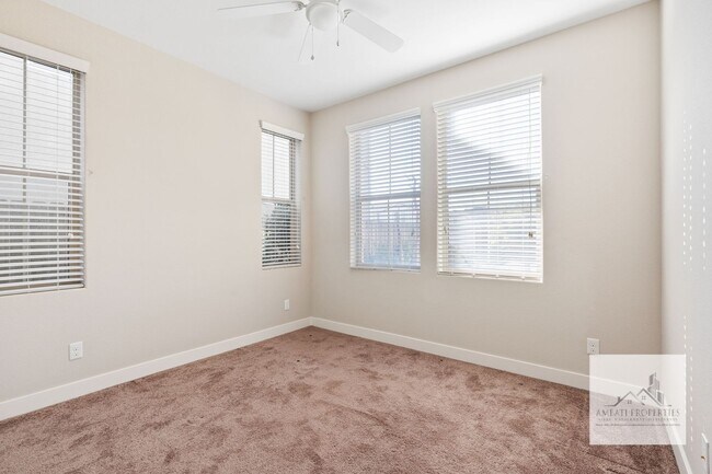 Building Photo - Beautiful Newly 3 Bedroom 2 Bath Home in Madera