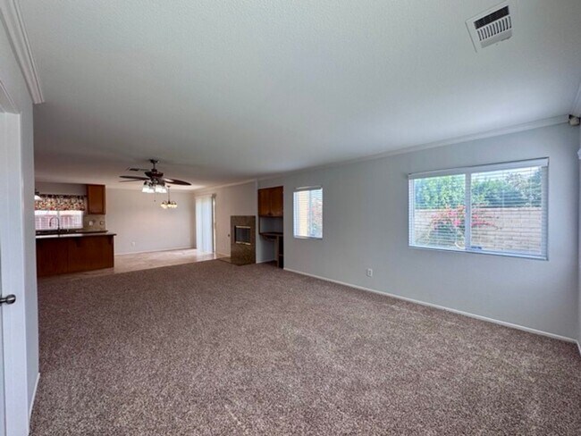 Building Photo - Spacious 4 Bedroom Home with a loft AND bo...