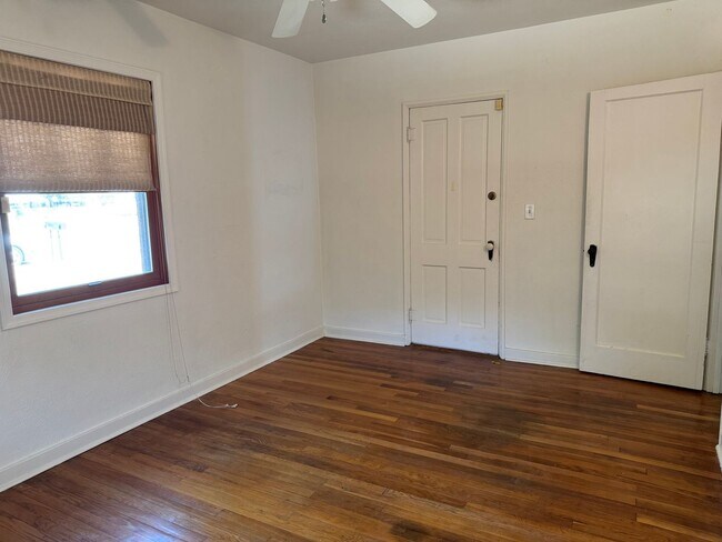 Building Photo - COMING SOON! Charming Mid-Town 3 Bedroom 2 Bath Main House!