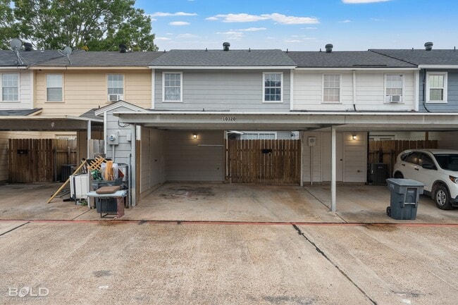 Building Photo - 3 bed 2 bath Town House