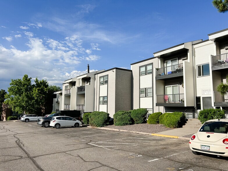 Building Photo - 1400 Golden Cir