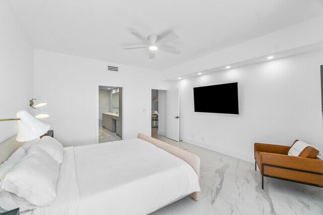 Building Photo - 5136 Lake Catalina Dr