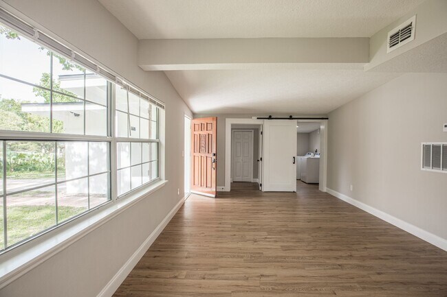 Building Photo - Renovated 4/2