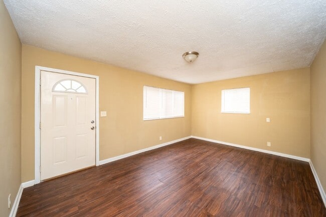 Building Photo - 213 Pine St