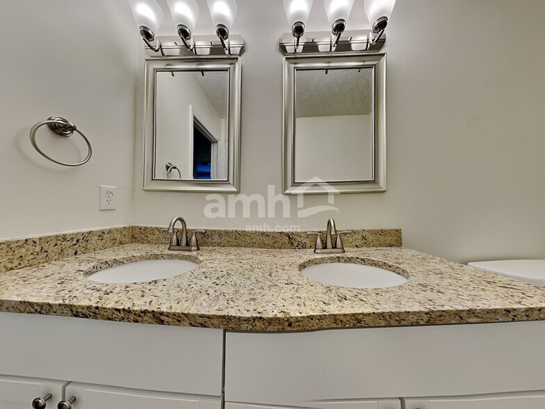 Building Photo - 3907 Little Creek Dr