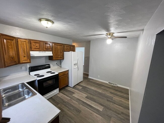 Building Photo - 729 W 61st St